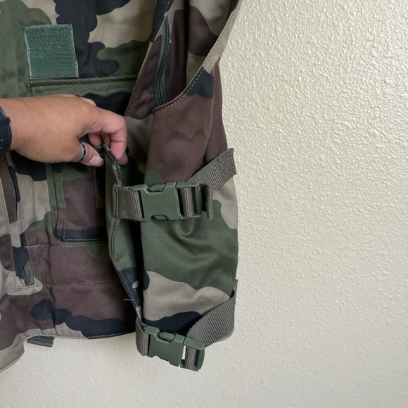 The French Military Flak Vest is an authentic surplus flak vest carrier. - Picture 8 of 12